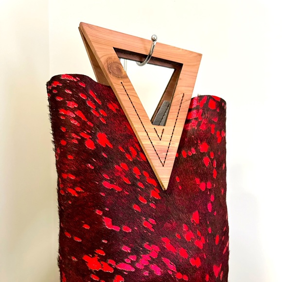 NWT One of a kind hand made, metallic cowhide handbag w/ hand cut wood handles. - Picture 3 of 4